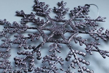 Şenlikli Noel arkaplanı Bokeh çelengi ve ışıltılı maytap.