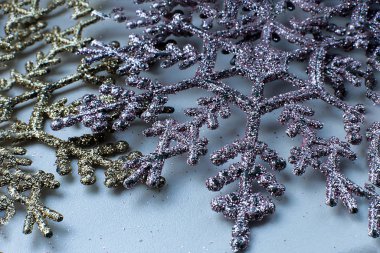 Şenlikli Noel arkaplanı Bokeh çelengi ve ışıltılı maytap.