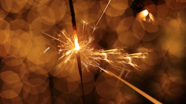 Świąteczne Boże Narodzenie Tło Bokeh Girlanda Musujące Sparkler — Zdjęcie stockowe