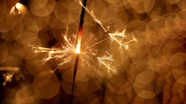 Świąteczne Boże Narodzenie Tło Bokeh Girlanda Musujące Sparkler — Zdjęcie stockowe