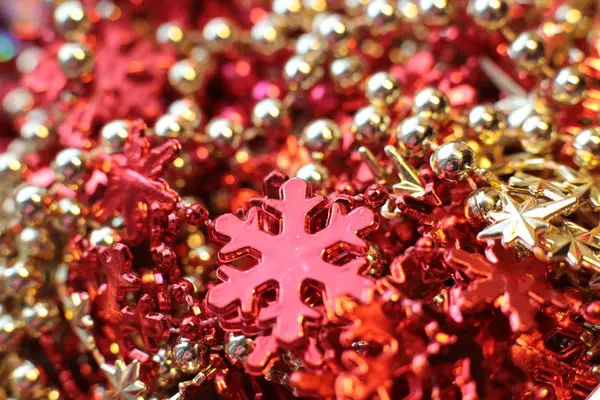 お祝いのクリスマスの背景ボケガーランドとキラキラ ロイヤリティフリーのストック画像