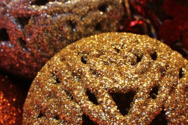 Noel ağacı şenlikli makro nesneleri süslemek için boncuk gibi parlak bir zemin topu ve çelenk.