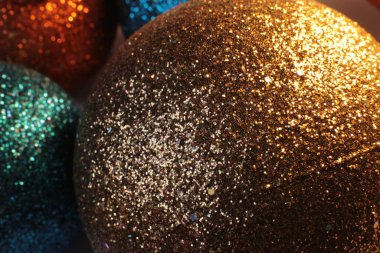 Noel ağacı şenlikli makro nesneleri süslemek için boncuk gibi parlak bir zemin topu ve çelenk.