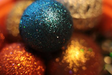 Noel ağacı şenlikli makro nesneleri süslemek için boncuk gibi parlak bir zemin topu ve çelenk.