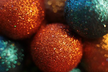 Noel ağacı şenlikli makro nesneleri süslemek için boncuk gibi parlak bir zemin topu ve çelenk.