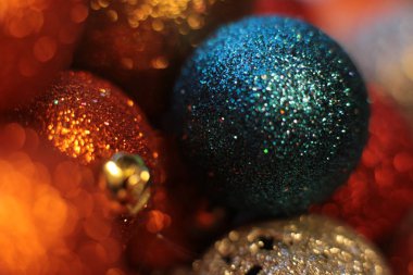 Noel ağacı şenlikli makro nesneleri süslemek için boncuk gibi parlak bir zemin topu ve çelenk.