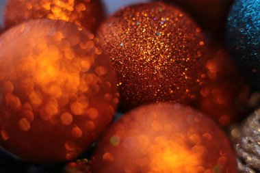 Noel ağacı şenlikli makro nesneleri süslemek için boncuk gibi parlak bir zemin topu ve çelenk.