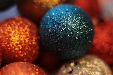 Noel ağacı şenlikli makro nesneleri süslemek için boncuk gibi parlak bir zemin topu ve çelenk.