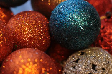 Noel ağacı şenlikli makro nesneleri süslemek için boncuk gibi parlak bir zemin topu ve çelenk.