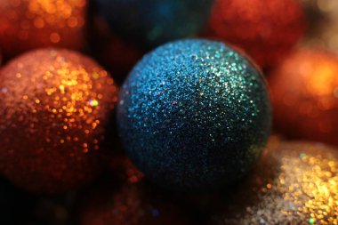Noel ağacı şenlikli makro nesneleri süslemek için boncuk gibi parlak bir zemin topu ve çelenk.