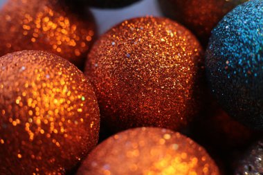 Noel ağacı şenlikli makro nesneleri süslemek için boncuk gibi parlak bir zemin topu ve çelenk.