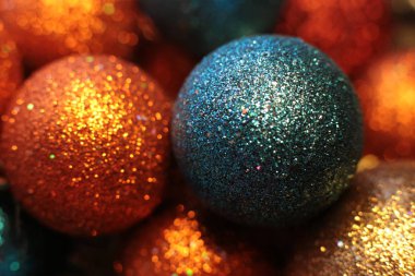 Noel ağacı şenlikli makro nesneleri süslemek için boncuk gibi parlak bir zemin topu ve çelenk.