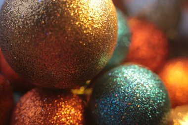 Noel ağacı şenlikli makro nesneleri süslemek için boncuk gibi parlak bir zemin topu ve çelenk.