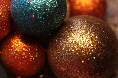 Noel ağacı şenlikli makro nesneleri süslemek için boncuk gibi parlak bir zemin topu ve çelenk.