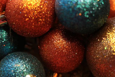 Noel ağacı şenlikli makro nesneleri süslemek için boncuk gibi parlak bir zemin topu ve çelenk.