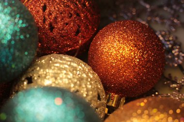 Noel ağacı şenlikli makro nesneleri süslemek için boncuk gibi parlak bir zemin topu ve çelenk.