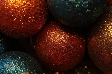 Noel ağacı şenlikli makro nesneleri süslemek için boncuk gibi parlak bir zemin topu ve çelenk.