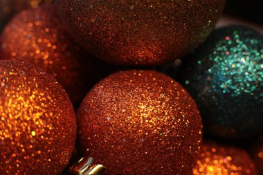 Noel ağacı şenlikli makro nesneleri süslemek için boncuk gibi parlak bir zemin topu ve çelenk.