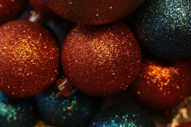 Noel ağacı şenlikli makro nesneleri süslemek için boncuk gibi parlak bir zemin topu ve çelenk.