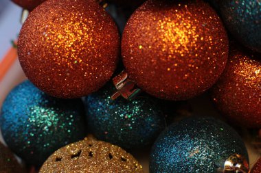 Noel ağacı şenlikli makro nesneleri süslemek için boncuk gibi parlak bir zemin topu ve çelenk.