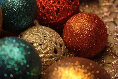 Noel ağacı şenlikli makro nesneleri süslemek için boncuk gibi parlak bir zemin topu ve çelenk.