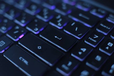 parlak çok renkli makrosiyah klavye düğmesi arkaplanı