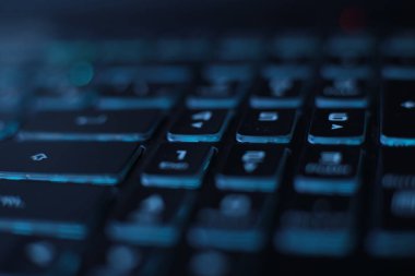 parlak çok renkli makrosiyah klavye düğmesi arkaplanı