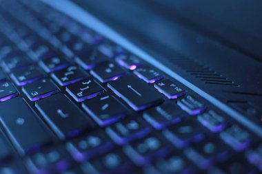 parlak çok renkli makrosiyah klavye düğmesi arkaplanı