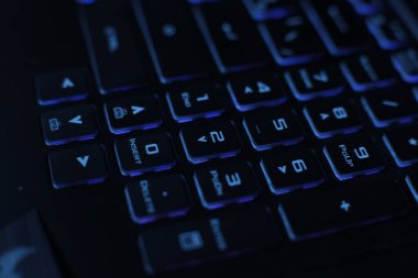 parlak çok renkli makrosiyah klavye düğmesi arkaplanı