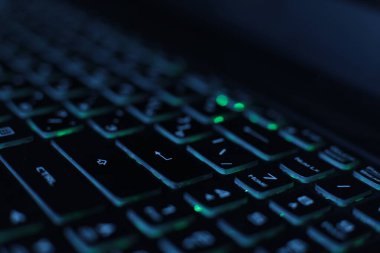 parlak çok renkli makrosiyah klavye düğmesi arkaplanı