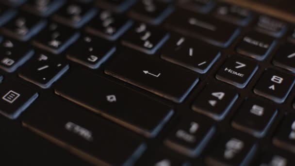 明亮的彩色宏黑色键盘背景 — 图库视频影像