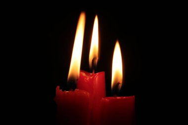 Kırmızı mum yangın arka planını yakar