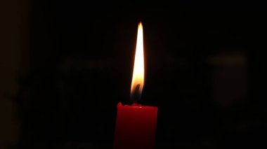 Kırmızı mum yangın arka planını yakar