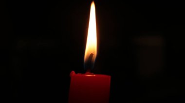 Kırmızı mum yangın arka planını yakar
