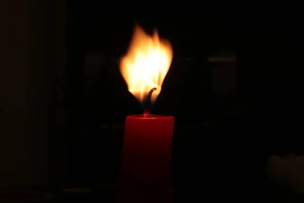 Czerwona Świeca Pali Tło Ognia — Zdjęcie stockowe