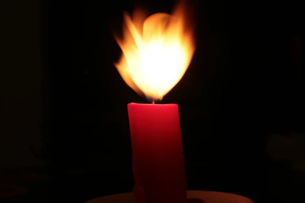 红色蜡烛在燃烧的背景下 — 图库照片