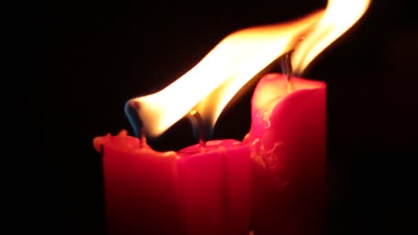 ビデオフレイムレッドキャンドルが背景火災を燃やす — ストック動画