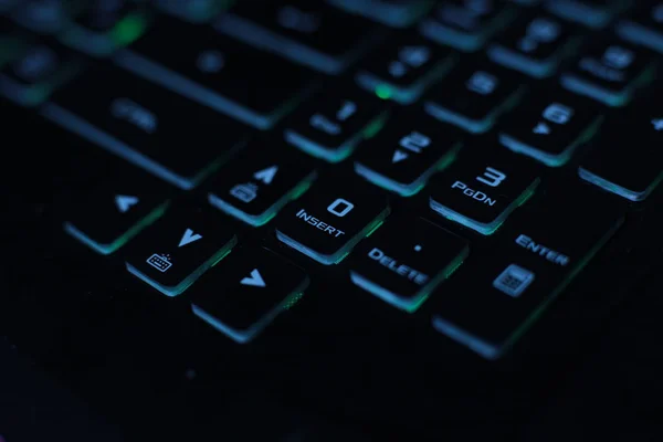 Φωτεινό Πολύχρωμο Κουμπί Μακροεντολή Φόντο Μαύρο Πληκτρολόγιο Laptop Τρεμοπαίζει Τεχνολογία — Φωτογραφία Αρχείου
