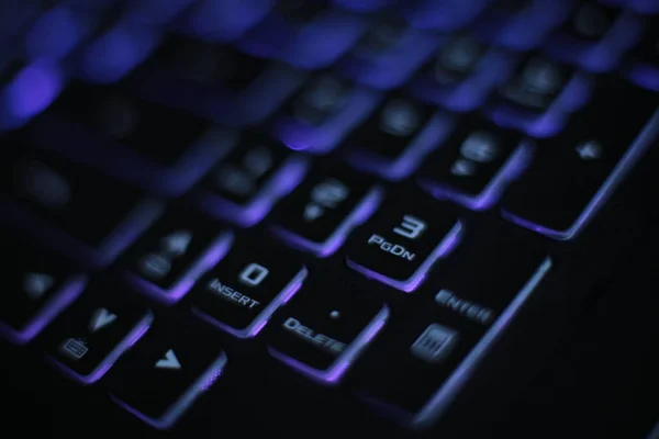 明るいマルチカラーマクロ背景ボタンブラックノートパソコンのキーボード技術のフリッカー — ストック写真