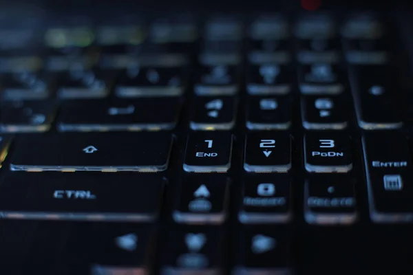 明亮的彩色宏背景按钮黑色笔记本电脑键盘技术闪烁 — 图库照片