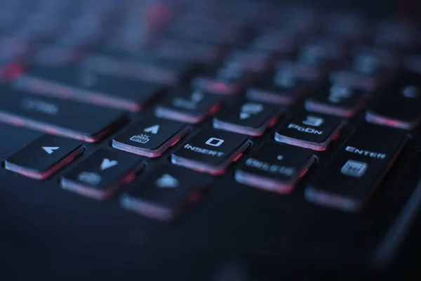 明亮的彩色宏背景按钮黑色笔记本电脑键盘技术闪烁 — 图库照片