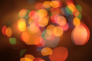 Rengarenk çelenk ışıkları.