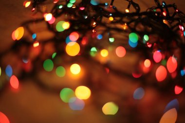 Rengarenk çelenk ışıkları.