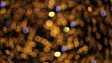 Rengarenk çelenk ışıkları.