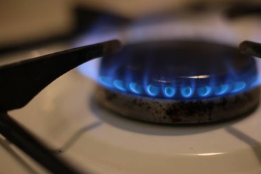 Yanan gaz ocağı, yemek pişirmek için mutfak ocağı.