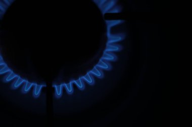 Yanan gaz ocağı, yemek pişirmek için mutfak ocağı.