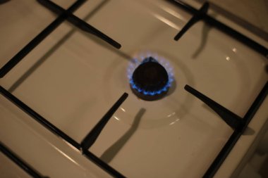 Yanan gaz ocağı, yemek pişirmek için mutfak ocağı.