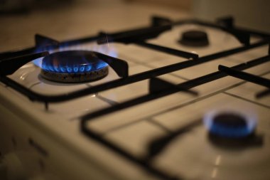 Yanan gaz ocağı, yemek pişirmek için mutfak ocağı.