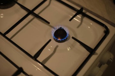 Yanan gaz ocağı, yemek pişirmek için mutfak ocağı.