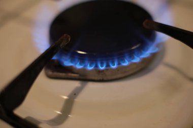 Yanan gaz ocağı, yemek pişirmek için mutfak ocağı.